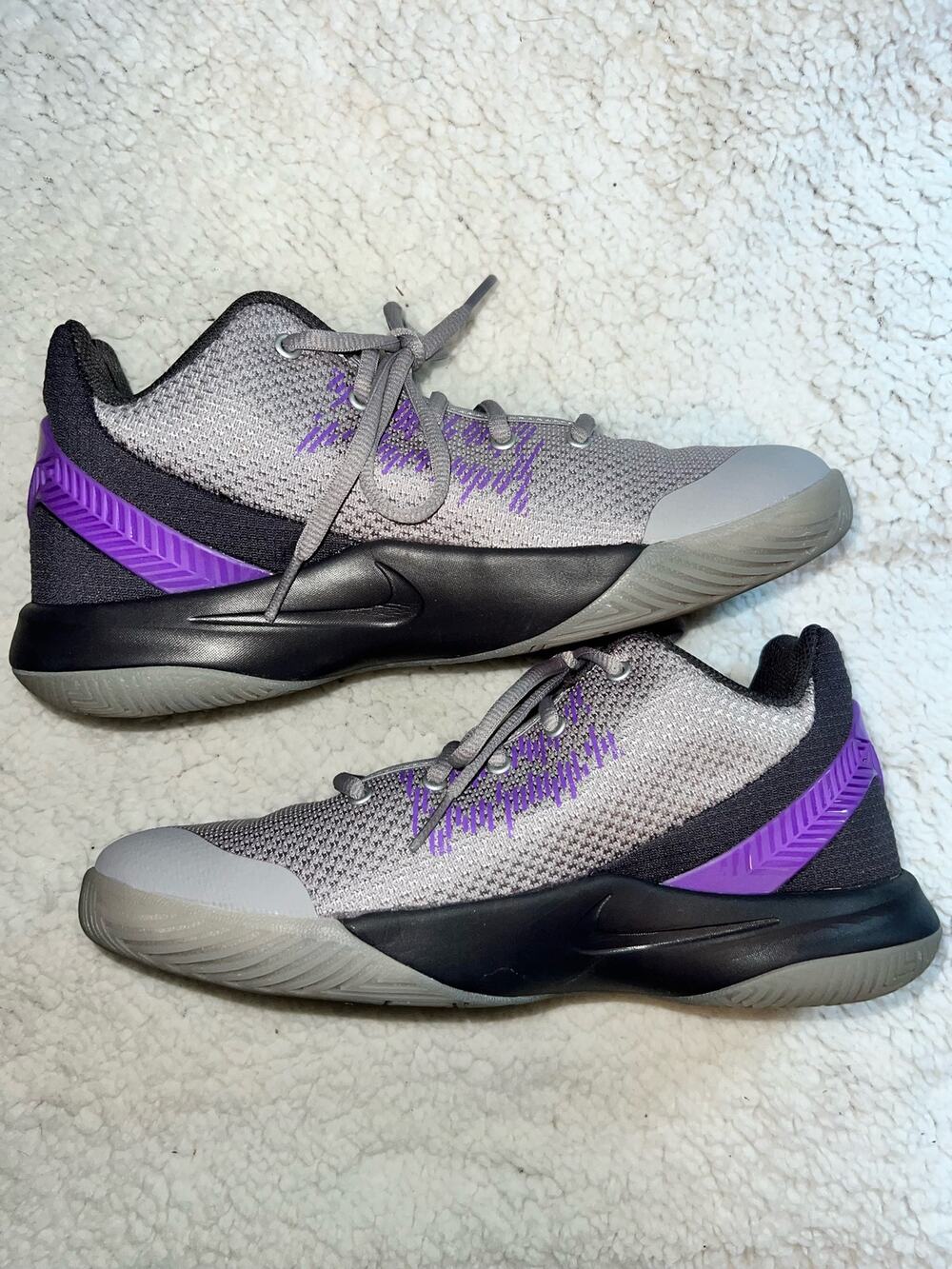 NIKE Kyrie Irving Flytrap II Basketball Shoes Youth - size 6.5Y - D10